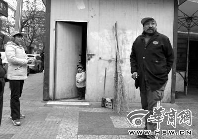 由于沒(méi)人照看，爸爸媽媽干活時(shí)帶著兩歲多的小韓靈  本報(bào)記者 董國(guó)梁 攝 